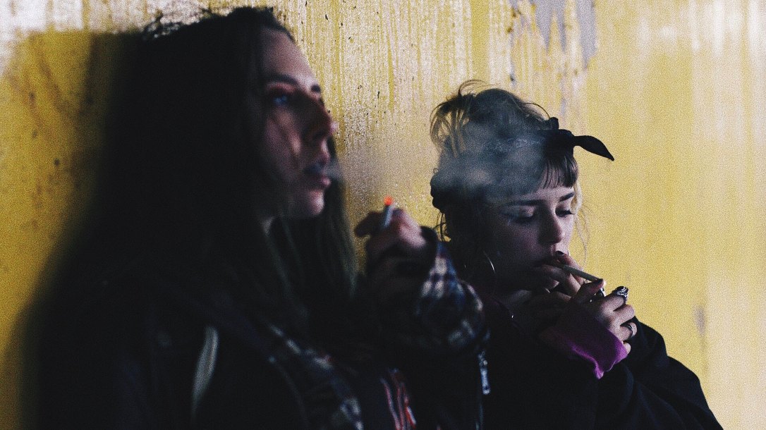 Imagen de dos chicas fumando